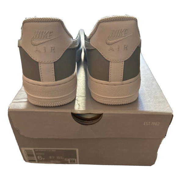 NIKE AIR FORCE 1 LE (GS) 6Y NWT - Picture 8 of 11